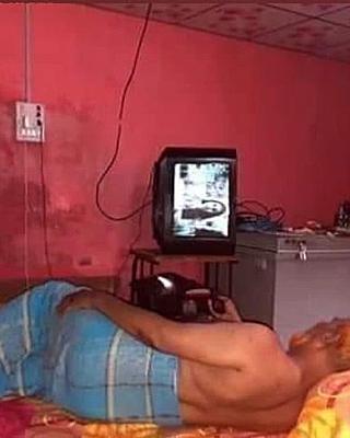 orang pasang TV malah nyeleneh banget © berbagai sumber orang pasang TV malah nyeleneh banget © berbagai sumber