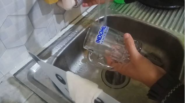 Cuma pakai air mengalir, ini trik mudah menghilangkan sablon di gelas kaca