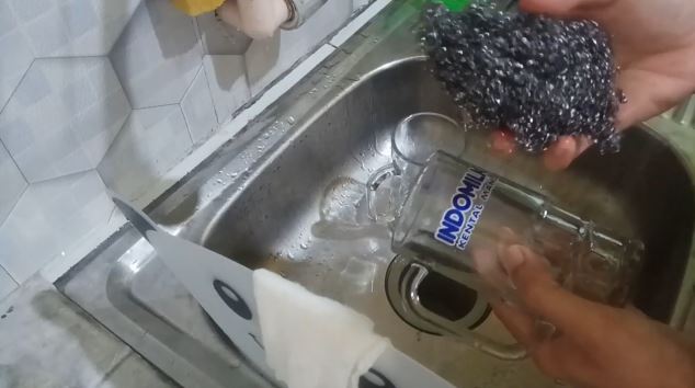 Cuma pakai air mengalir, ini trik mudah menghilangkan sablon di gelas kaca