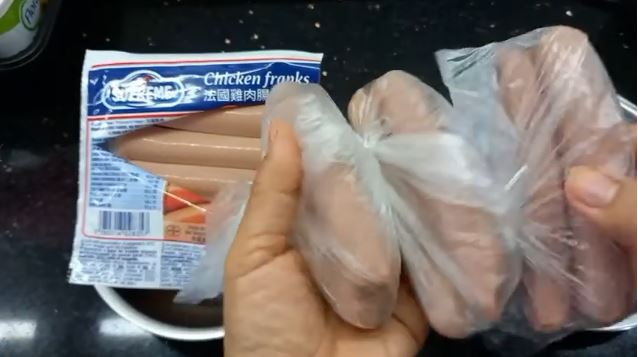 Tetap segar dan antilembek, ini trik menyimpan stok sosis di freezer