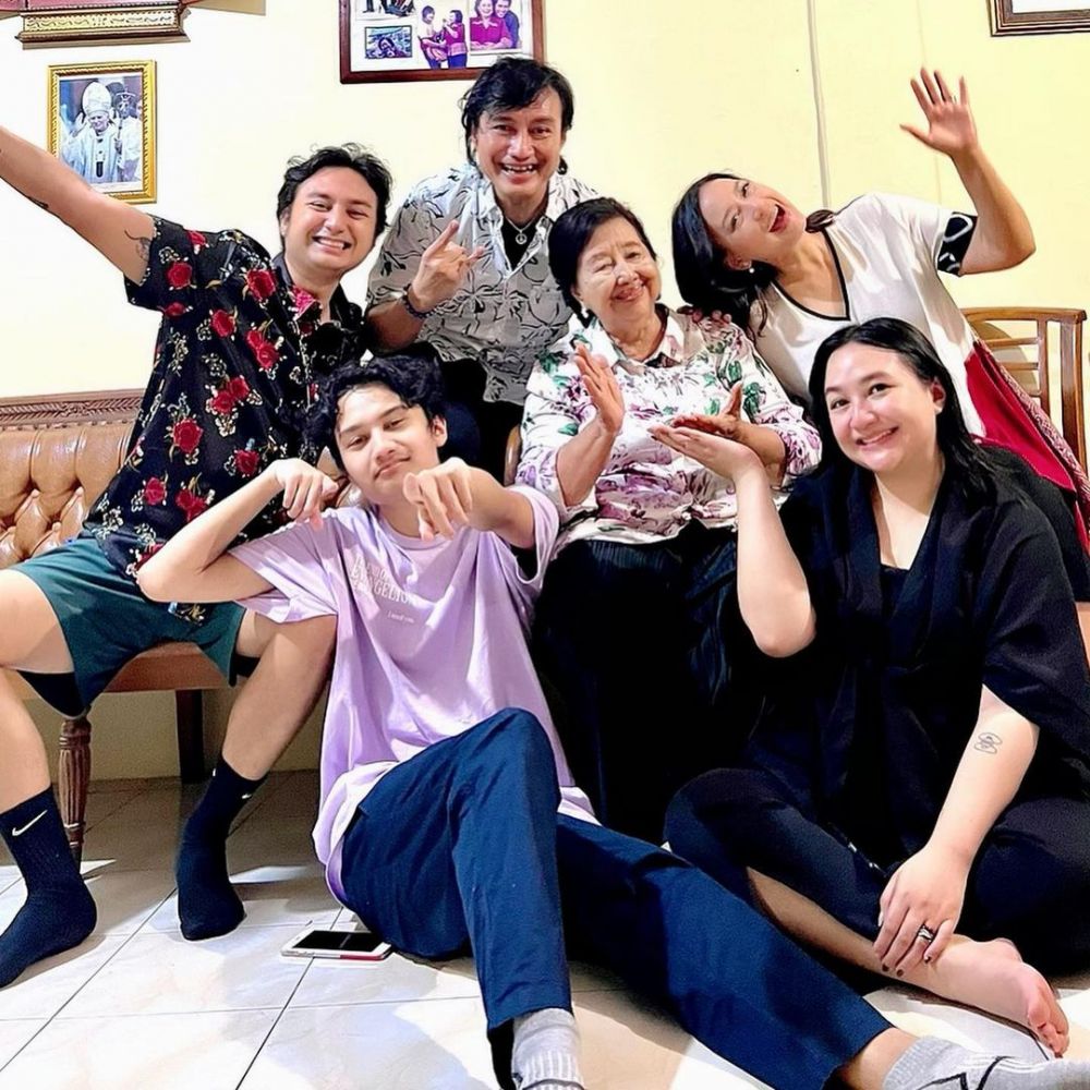 Ira Wibowo rayakan natal bareng mantan suami © 2022 Instagram Ira Wibowo rayakan natal bareng mantan suami © 2022 Instagram