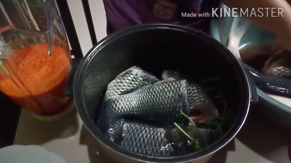 Tak perlu presto, ini 5 cara memasak ikan mas supaya durinya lunak dan bisa dimakan