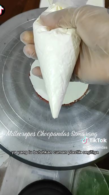 Trik menyusun mille crepes agar rapi dan ketebalan lapisannya sama rata