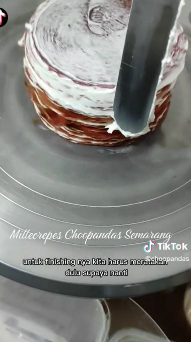 Trik menyusun mille crepes agar rapi dan ketebalan lapisannya sama rata