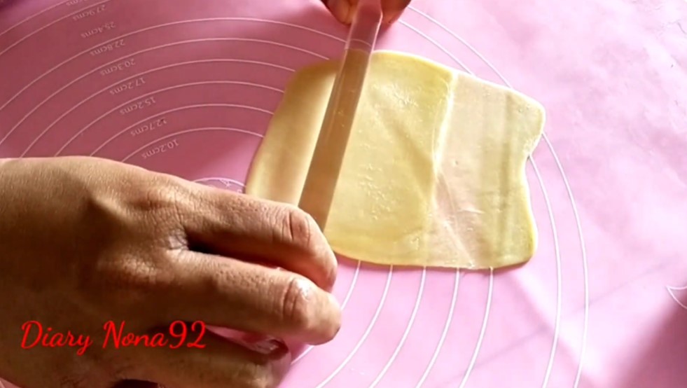 7 Cara melipat bolen pisang supaya tak mudah sobek dan tampak lebih padat