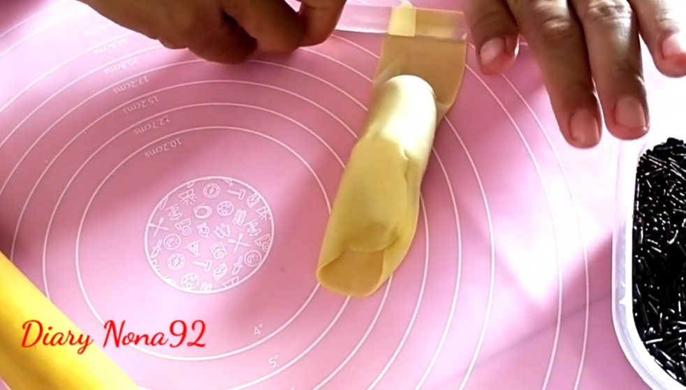 7 Cara melipat bolen pisang supaya tak mudah sobek dan tampak lebih padat