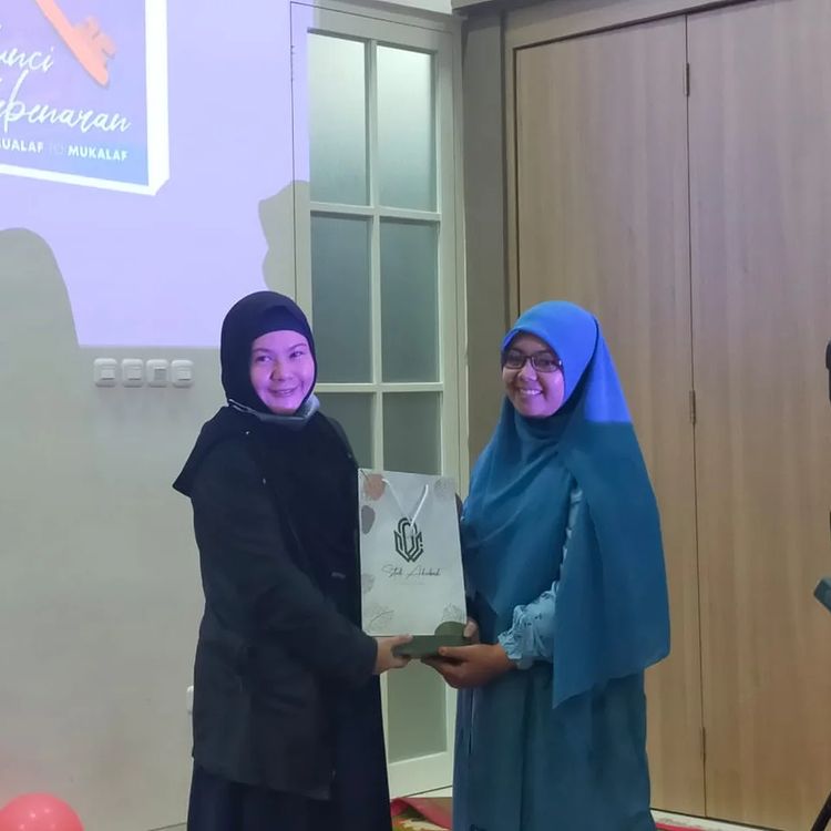 Tere penyanyi mualaf guru ngaji © berbagai sumber Tere penyanyi mualaf guru ngaji © berbagai sumber