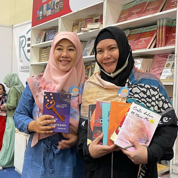 Tere penyanyi mualaf guru ngaji © berbagai sumber Tere penyanyi mualaf guru ngaji © berbagai sumber