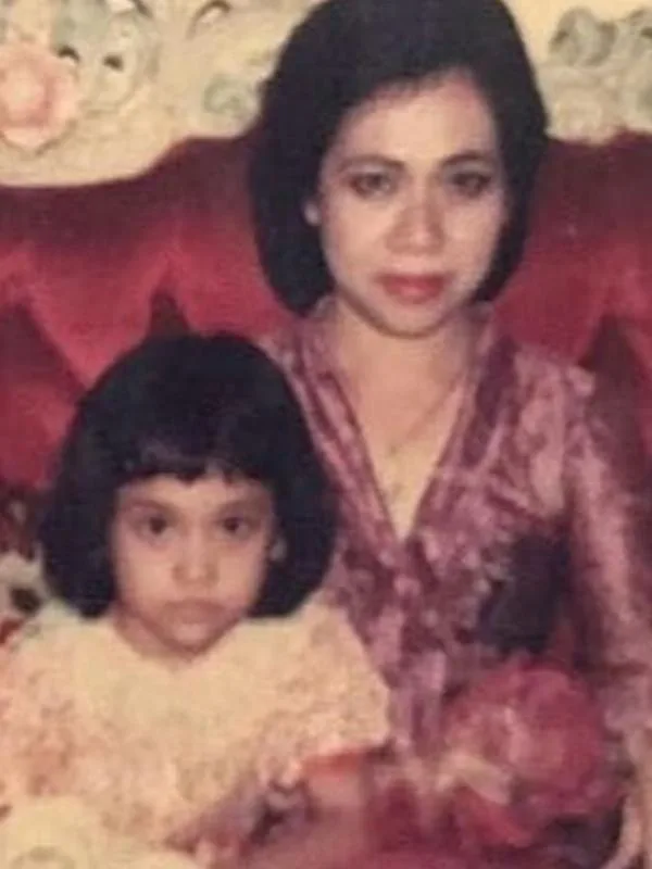 Potret lawas penyanyi bersama ibu © berbagai sumber Potret lawas penyanyi bersama ibu © berbagai sumber