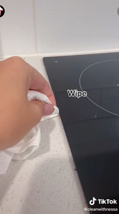 Tanpa perlu dibongkar, ini cara bersihkan bagian bawah kompor listrik