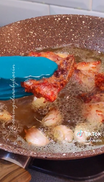 7 Cara simpel bikin ayam goreng bawang putih, enak, renyah, dan dagingnya nggak kering