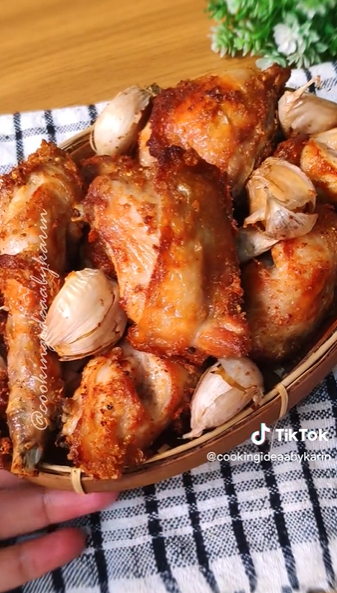 7 Cara simpel bikin ayam goreng bawang putih, enak, renyah, dan dagingnya nggak kering