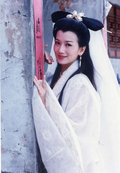 11 Potret buktikan Angie Chiu 'Pai Su Chen' siluman ular putih menolak tua, usia aslinya bikin syok