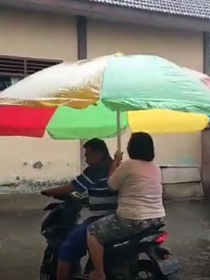 cara orang naik motor tanpa kehujanan © berbagai sumber