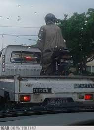 cara orang naik motor tanpa kehujanan © berbagai sumber