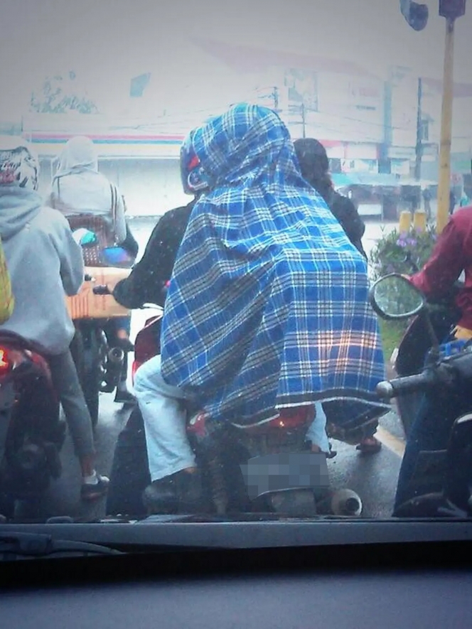 cara orang naik motor tanpa kehujanan © berbagai sumber cara orang naik motor tanpa kehujanan © berbagai sumber
