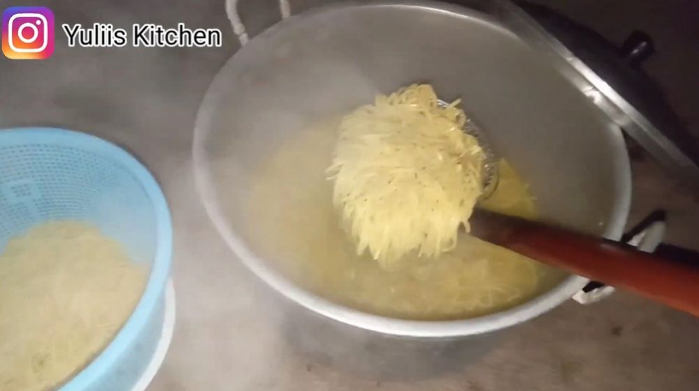 Tak perlu diberi minyak, ini trik mi telur tak menggumpal dan lengket usai direbus