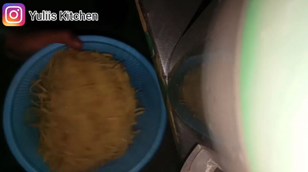 Tak perlu diberi minyak, ini trik mi telur tak menggumpal dan lengket usai direbus