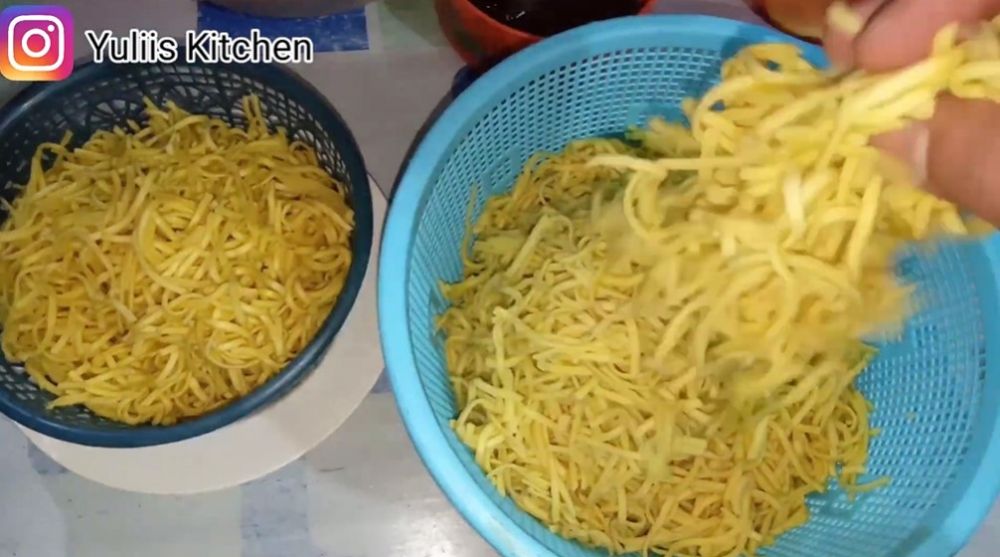 Tak perlu diberi minyak, ini trik mi telur tak menggumpal dan lengket usai direbus