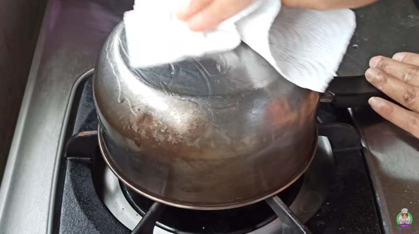 Nggak pakai teflon antilengket, trik membuat kulit lumpia ala wanita ini unik