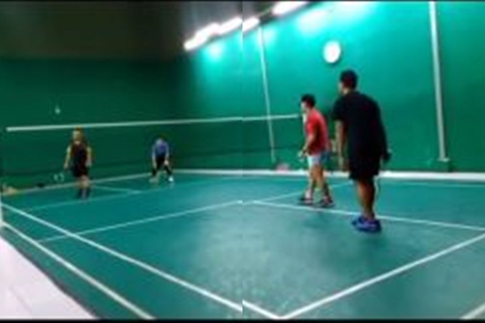 detik-detik pria terjatuh dan wafat saat main bulutangkis TikTok