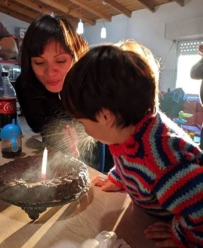Jadi hari spesial, 9 momen kocak emak-emak rayakan ulang tahun ini bikin cekikikan sendiri