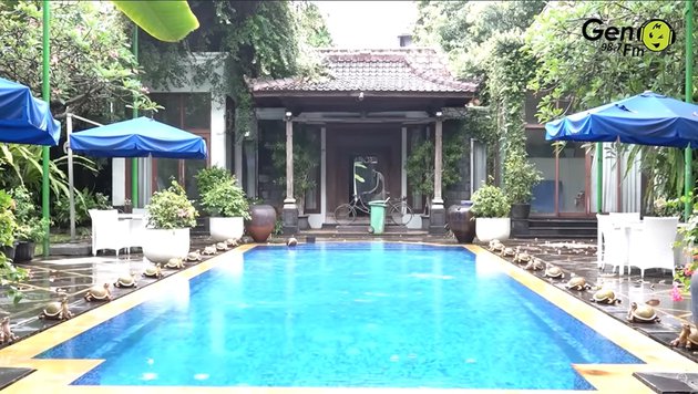 11 Potret rumah megah Nia Ramadhani di Menteng, kolam renangnya mirip di hotel mewah
