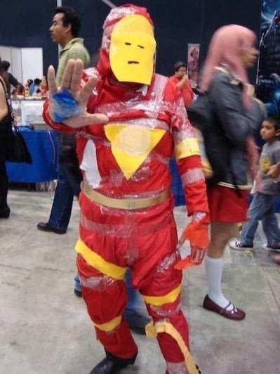 11 Potret kocak orang cosplay pakai kostum robot, Iron Man dan Bumblebee mampir kondangan