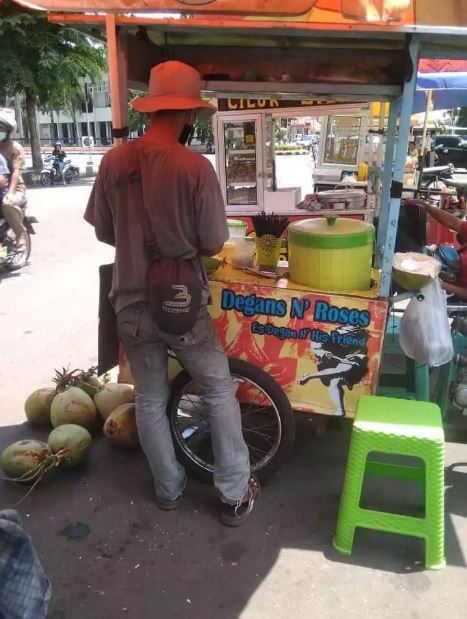 nama di spanduk jualan ini harus dilihat dua kali Berbagai sumber