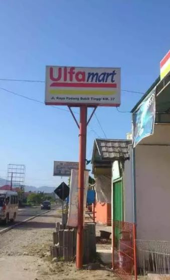 nama di spanduk jualan ini harus dilihat dua kali Berbagai sumber