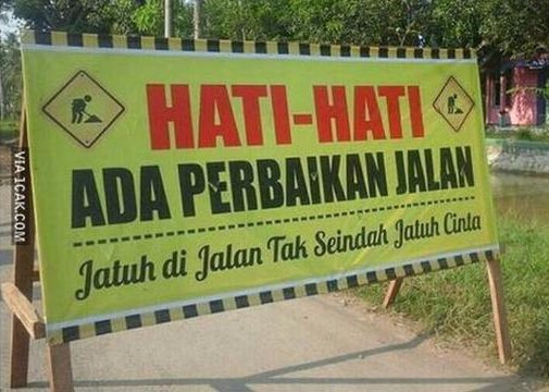 tulisan nyeleneh hati hati di jalan © berbagai sumber