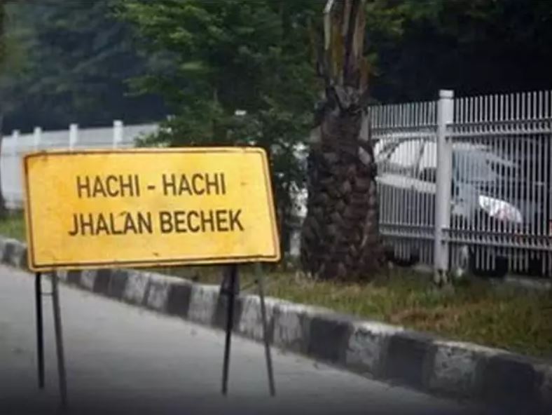 tulisan nyeleneh hati hati di jalan © berbagai sumber