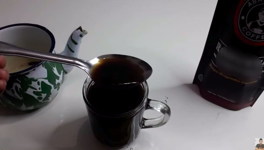 Tanpa mesin khusus, ini cara mudah menyeduh kopi hitam tanpa ampas