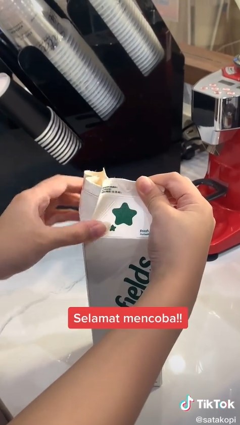 Trik simpel membuka kemasan susu karton ini bikin nggak mudah tumpah saat dituang