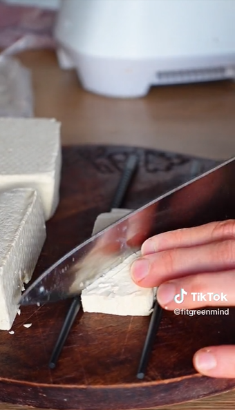 Wanita ini masak tahu jadi mirip ikan salmon, begini 5 cara membuatnya