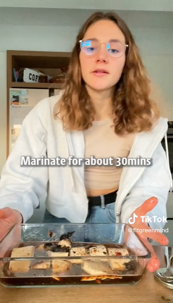 Wanita ini masak tahu jadi mirip ikan salmon, begini 5 cara membuatnya