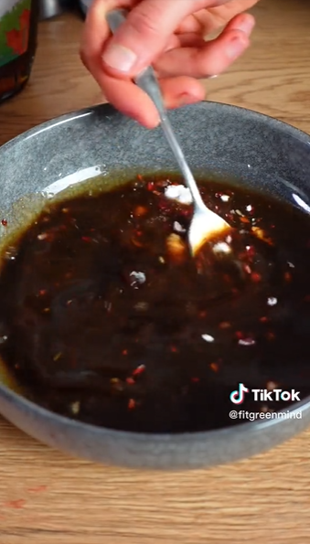 Wanita ini masak tahu jadi mirip ikan salmon, begini 5 cara membuatnya