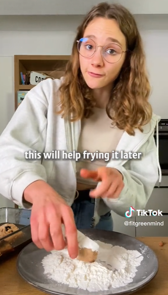 Wanita ini masak tahu jadi mirip ikan salmon, begini 5 cara membuatnya