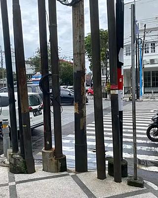 tiang listrik semrawut banget bentuknya © berbagai sumber tiang listrik semrawut banget bentuknya © berbagai sumber