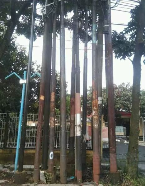 tiang listrik semrawut banget bentuknya © berbagai sumber tiang listrik semrawut banget bentuknya © berbagai sumber