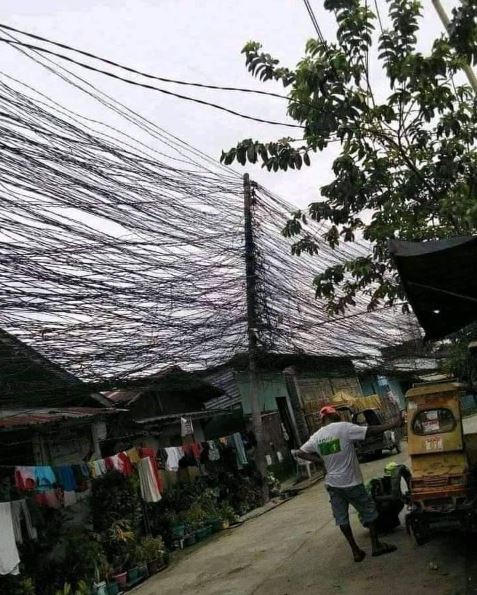 tiang listrik semrawut banget bentuknya © berbagai sumber tiang listrik semrawut banget bentuknya © berbagai sumber