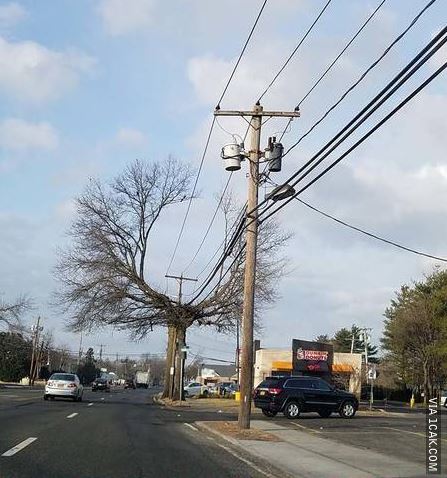 tiang listrik semrawut banget bentuknya © berbagai sumber