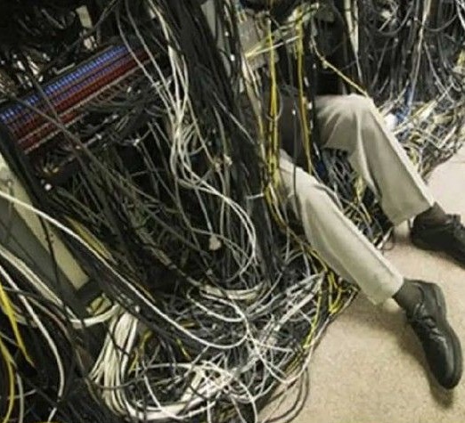 tiang listrik semrawut banget bentuknya © berbagai sumber