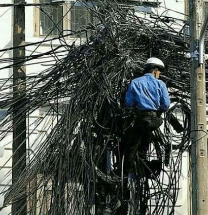 tiang listrik semrawut banget bentuknya © berbagai sumber