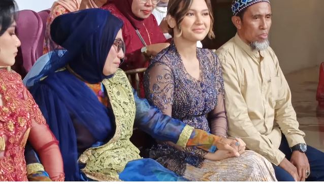 lamaran adik indah permatasari © berbagai sumber lamaran adik indah permatasari © berbagai sumber