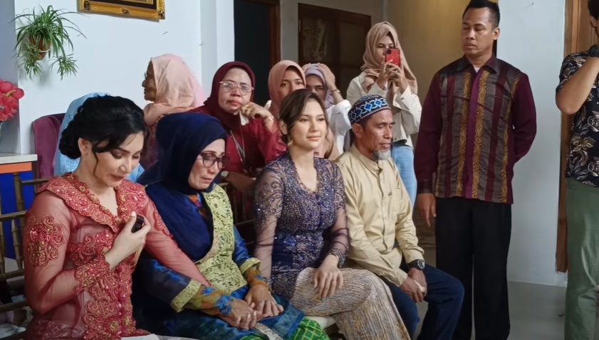 lamaran adik indah permatasari © berbagai sumber lamaran adik indah permatasari © berbagai sumber