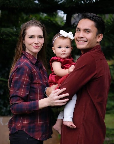 Randy Pangalila momong buah hati © Instagram Randy Pangalila momong buah hati © Instagram