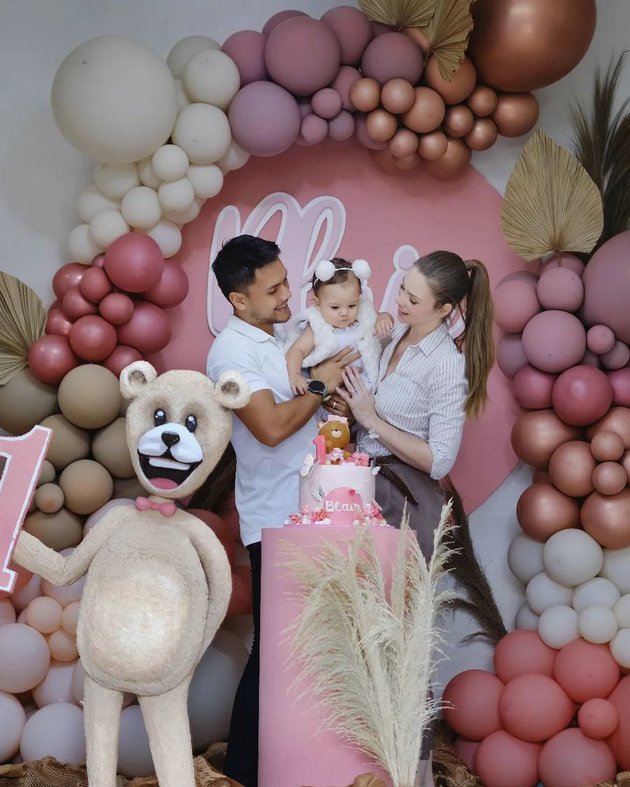 Randy Pangalila momong buah hati © Instagram Randy Pangalila momong buah hati © Instagram