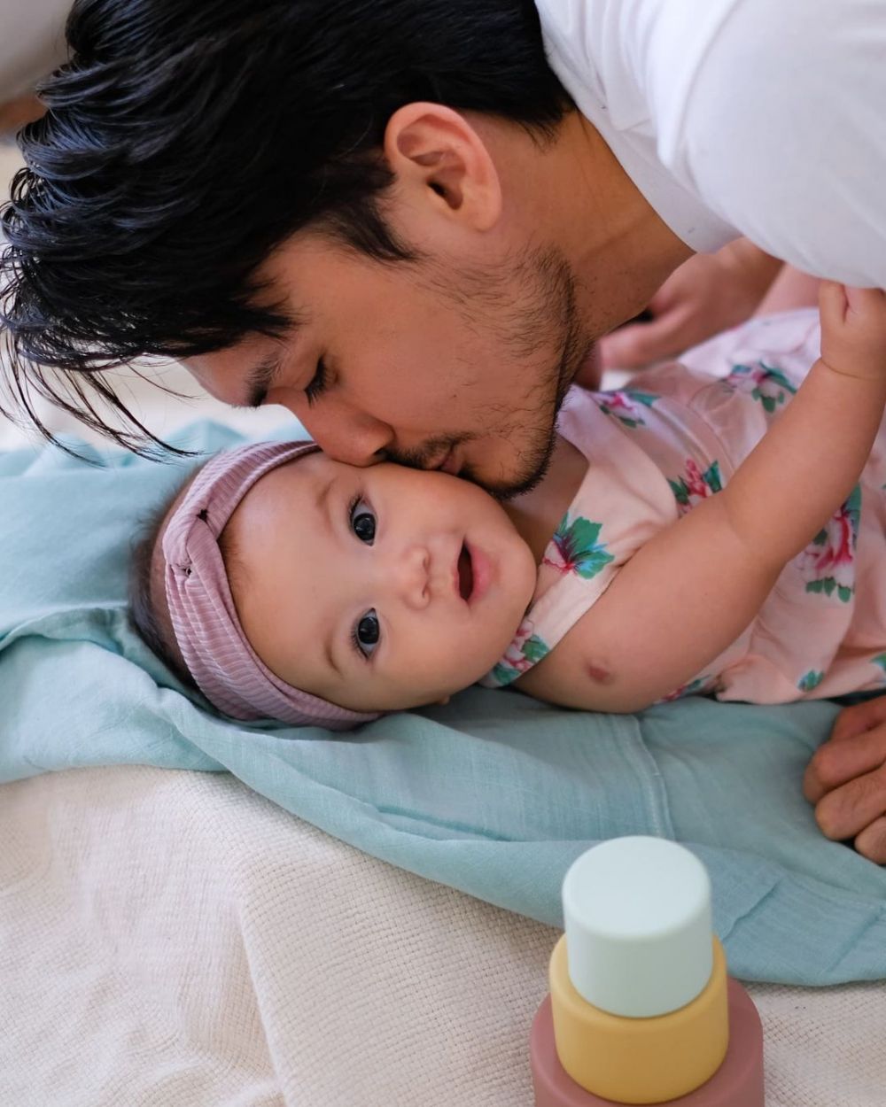 Randy Pangalila momong buah hati © Instagram Randy Pangalila momong buah hati © Instagram