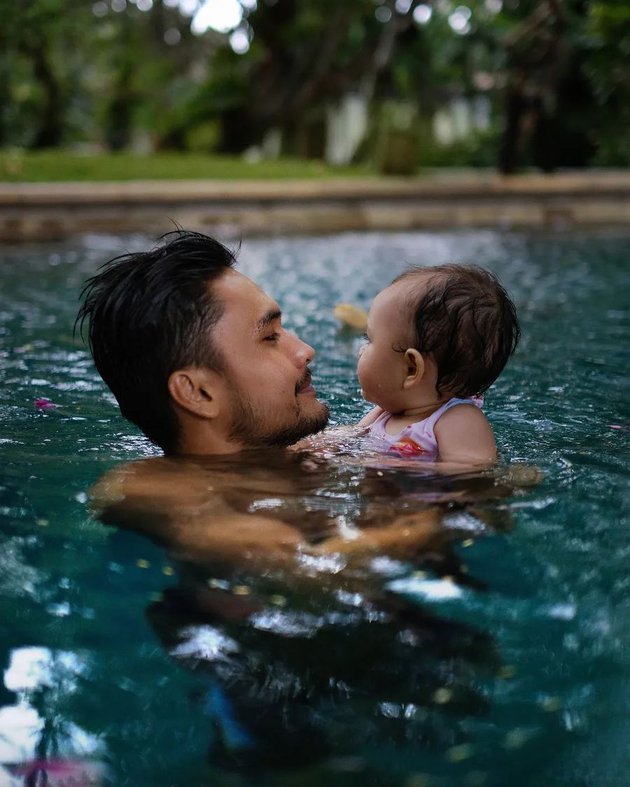 Randy Pangalila momong buah hati © Instagram Randy Pangalila momong buah hati © Instagram